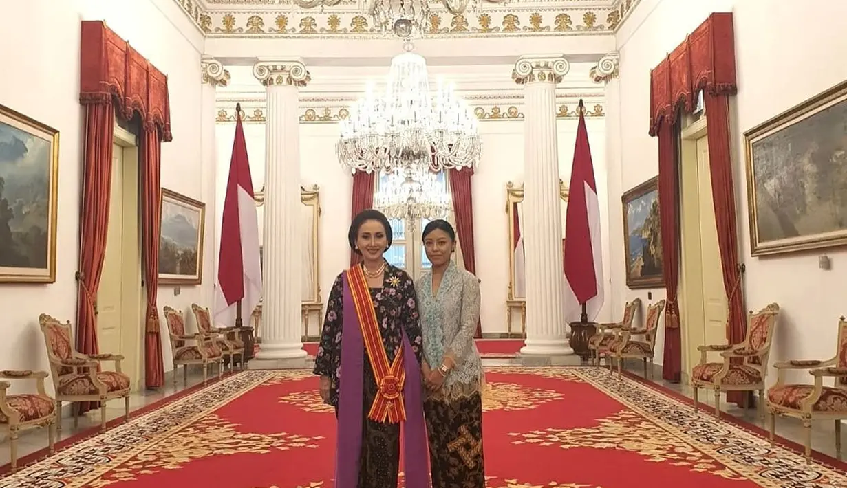 Adapun penampilan Putri Kus Wisnu Wardani, Ketua Dewan Penasehat Yayasan Puteri Indonesia mengenakan kebaya kutu baru klasik berwarna dasar hitam dengan corak floral yang cantik, padu padan kain batik cokelat gelap sebagai rok, dan selendang ungu. [Foto: Instagram/officialputeriindonesia]