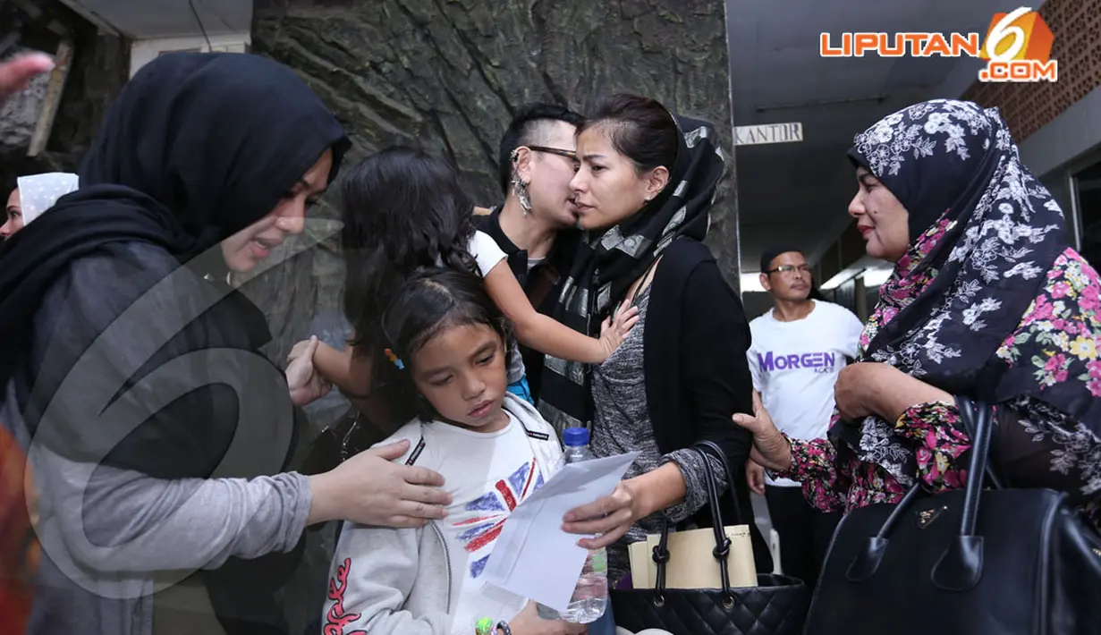 Kerabat terus berdatangan untuk mengucapkan bela sungkawa atas meninggalnya ibunda Meisya Siregar, Masitah Lubis, RS Cikini, Jakarta Pusat, Selasa (22/4/2014) (Liputan6.com/Johan Tallo).