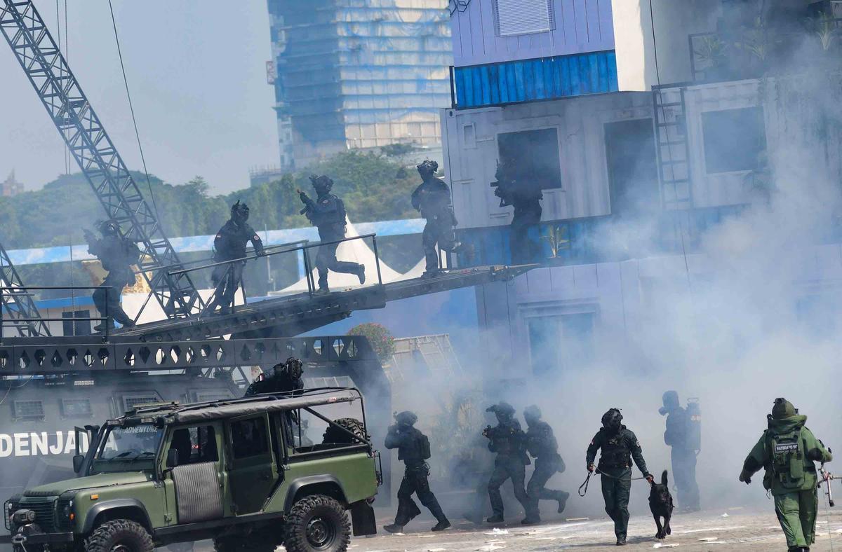 FOTO: Aksi Spektakuler Prajurit TNI di Monas: Tarung di Atas Tank dan Penyelamatan Sandera Warnai HUT ke-80 TNI