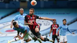 Striker Manchester City, Gabriel Jesus, berebut bola dengan bek Bournemouth, Steve Cook, pada laga lanjutan Premier League pekan ke-36 di Etihad Stadium, Kamis (16/7/2020) dini hari WIB. Manchester City menang 2-1 atas Bournemouth. (AFP/Dave Thompson/pool)