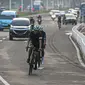 Polisi saat penertiban pesepeda yang keluar jalur di kawasan Sudirman-Thamrin, Jakarta Pusat, Rabu (2/6/2021). Wakil Gubernur DKI Jakarta Ahmad Riza Patria mengatakan, sepeda road bike diperbolehkan untuk melintas di Jalan Sudirman-Thamrin pada hari kerja Senin-Jumat. (Liputan6.com/Faizal Fanani)