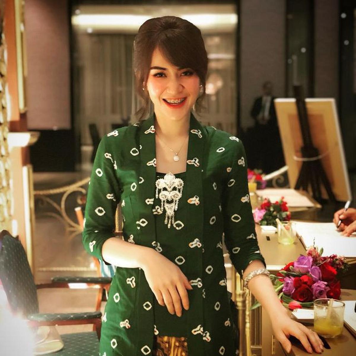 Potret Putri Sirty Cikita Sabunge dalam Balutan Kebaya, Polwan yang Viral karena Tegur Orang yang Sedang Makan