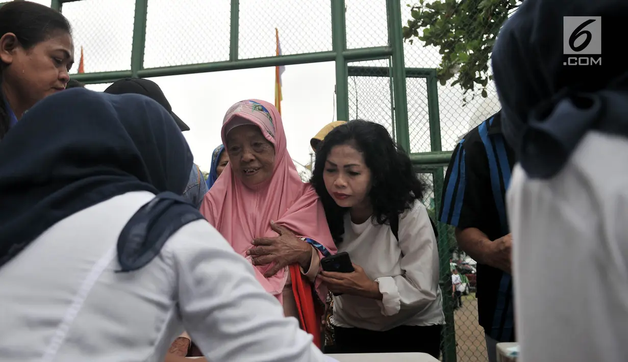 Warga mendaftarkan diri untuk menerima bantuan Kartu Lansia Jakarta (KLJ) saat pendistribusian di Jakarta Islamic Center, Koja, Rabu (24/4). Penerima KLJ adalah warga ber-KTP DKI Jakarta berusia di atas 60 tahun dan tidak memiliki penghasilan tetap atau kurang mampu. (merdeka.com/Iqbal S. Nugroho)