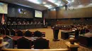 Gubernur DKI Jakarta, Basuki Tjahaja Purnama (kanan) membacakan gugatan pasal aturan cuti kampanye dalam UU Pilkada di Mahkamah Konstitusi, Jakarta, Rabu (31/8). Ahok mengajukan uji materi pasal 70 ayat 3. (Liputan6.com/Helmi Fithriansyah)