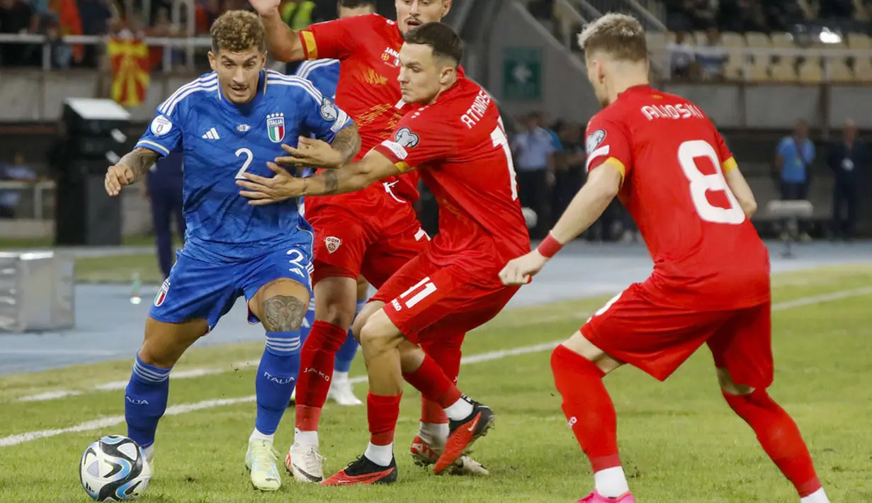 Pemain Italia, Giovanni Di Lorenzo, berusaha melewati pemain Makedonia Utara pada laga Grup C Kualifikasi Euro 2024 di Tose Proeski Arena, Makedonia Utara, Minggu (10/9/2023). Kedua tim bermain imbang 1-1. (AP Photo/Boris Grdanoski)