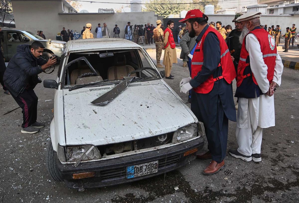 FOTO: Serangan Bom Bunuh Diri Hantam Markas Paramiliter di Peshawar