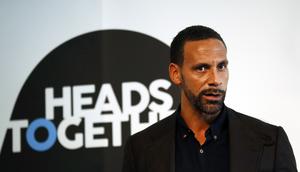 Keberhasilan Manchester United mengikat Jadon Sancho membuat eks Setan Merah, Rio Ferdinand memberi sambutan khusus kepada pemain 21 tahun tersebut dengan mempersembahkan chant atau lagu hasil editan yang sebelumnya dipersembahkan untuk Cristiano Ronaldo. (Foto: AFP/Pool/Stefan Wermuth)