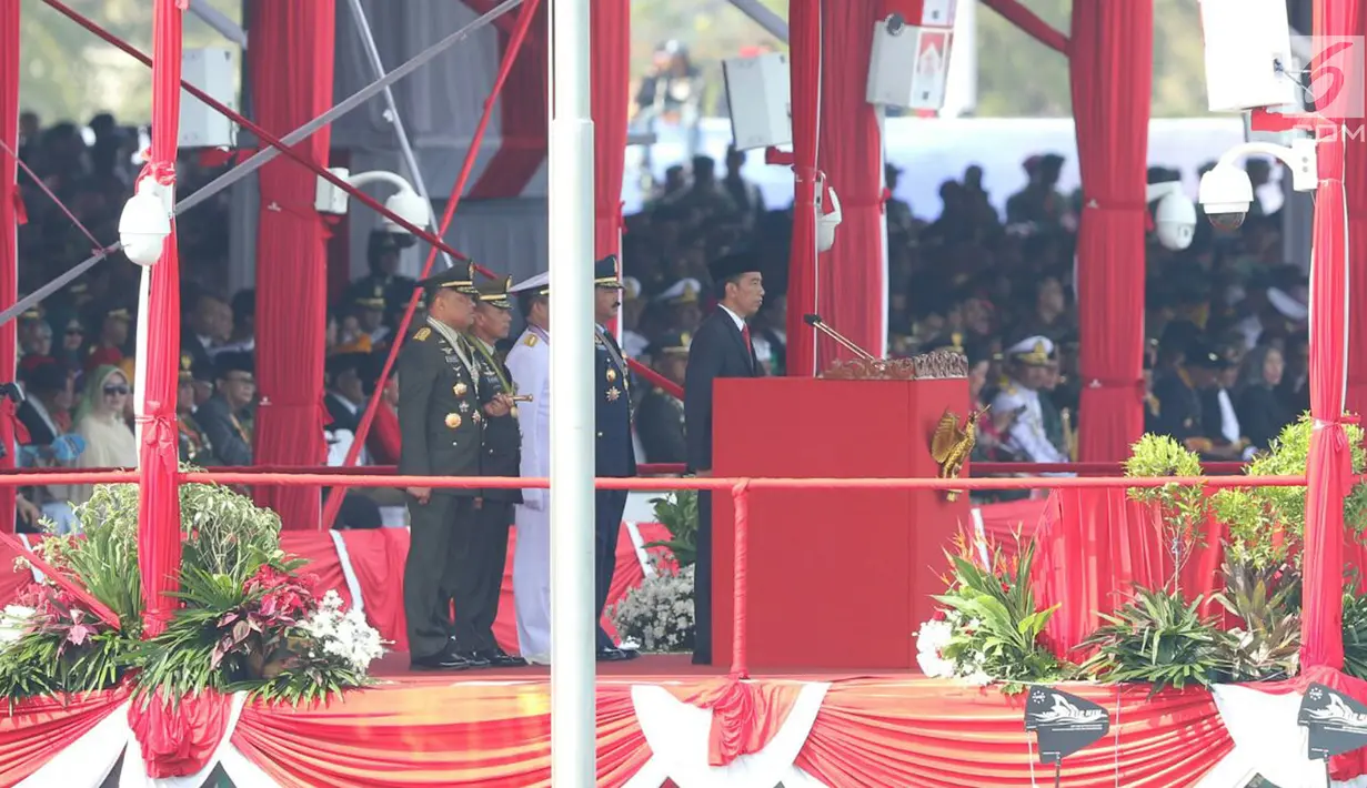 Presiden Joko Widodo (Jokowi) memberikan pidato saat memimpin upacara Peringatan HUT ke-72 TNI di Dermaga Indah Kiat Merak, Cilegon, Banten, Kamis (5/10). Jokowi bertindak sebagai inspektur upacara dalam peringatan itu. (Liputan6.com/Angga Yuniar)   
