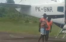 Detik-Detik Menegangkan Pilot dan Co-Pilot Smart Air Dihujani Tembakan: Turun Pesawat, Sembunyi di Hutan Namun Tertangkap