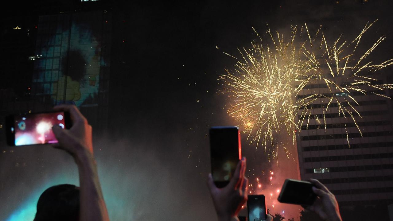 Malam perayaan Tahun Baru 2024 di Bundaran HI, Jakarta, Senin (1/1/2024) berlangsung meriah dengan sejumlah pertunjukan spektakuler yang dihadirkan selama acara pergantian malam dari tahun 2023 menuju 2024.