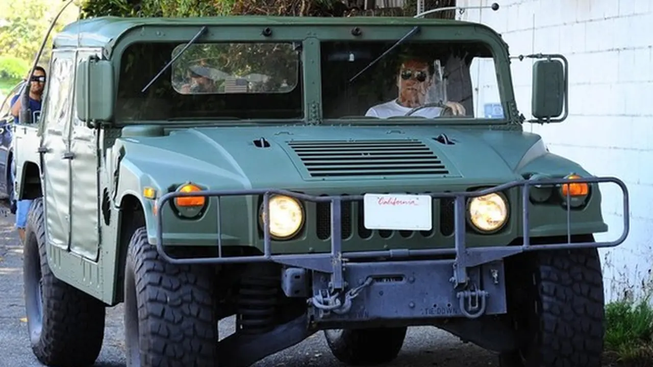 Pergi Makan Siang, Arnold Schwarzenegger Bawa Mobil Tempur