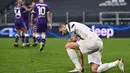 Kapten Juventus, Leonardo Bonucci, tertunduk lesu usai ditaklukkan Fiorentina pada laga Liga Italia di Turin, Rabu (23/12/2020). Fiorentina menang dengan skor 0-3. (Photo by Marco Bertorello/AFP)