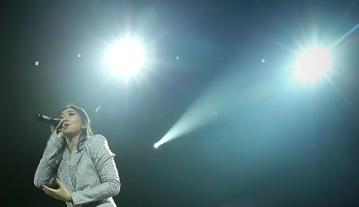 Sentuhan yang diberikan Isyana ketika menyanyikan lagu Tegar memang berbeda.  Kombinasi suara merdu dan alunan piano yang dimainkan Isyana serta terdapat irama musik klasik di dalamnya. (Bambang E.Ros/Bintang.com)