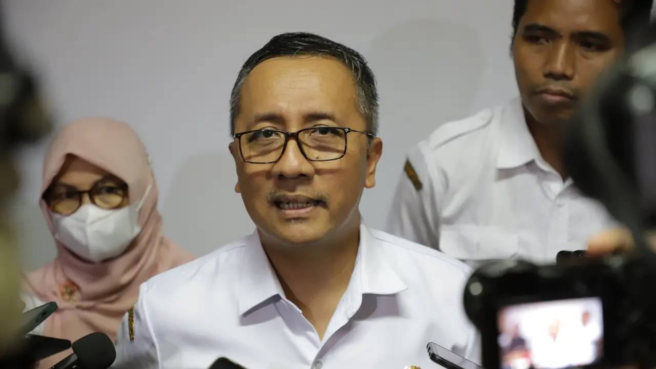 Kepala Dinas Kependudukan dan Pencatatan Sipil (Dispendukcapil) Kota Surabaya Agus Imam Sonhaji. (Dian Kurniawan/Liputan6.com)