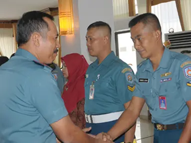 Citizen6, Surabaya: Turut dalam rombongan haji tahun ini, Wakil Komandan Kodikopsla Kolonel Laut (P) Sutrisno Sandi Asmara dan Komandan Pusat Pendidikan Elektronika, Kolonel Laut (E) Suahri. (Pengirim: Penkobangdikal).