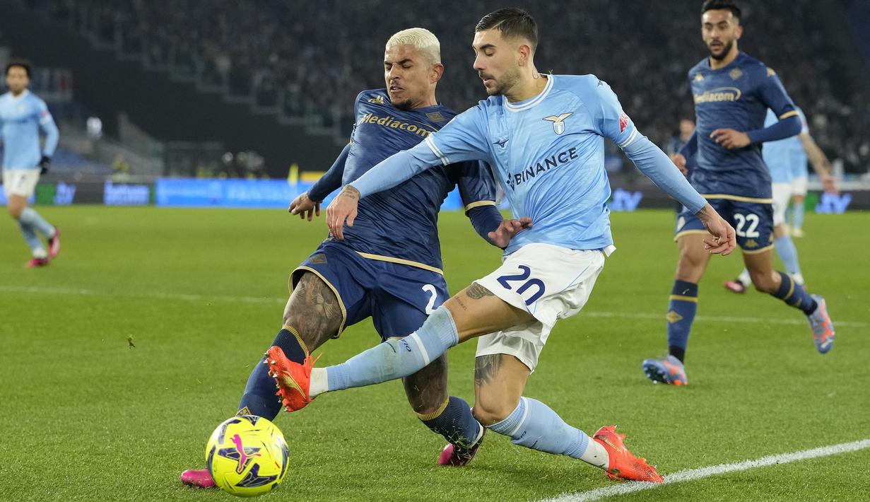 Laga berjalan lebih menarik setelah hasil imbang 1-1. Lazio mempunyai peluang untuk kembali unggul lewat aksi Mattia Zaccagni. Sayang tembakannya masih mampu dimentahkan kiper Fiorentina, Pietro Terracciano. (AP Photo/Alessandra Tarantino)