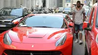 Baru beberapa hari yang lalu, pemain berusia 24 tahun ini diketahui mengendarai Ferrari di atas batas kecepatan (Foto: celebritycarsblog).