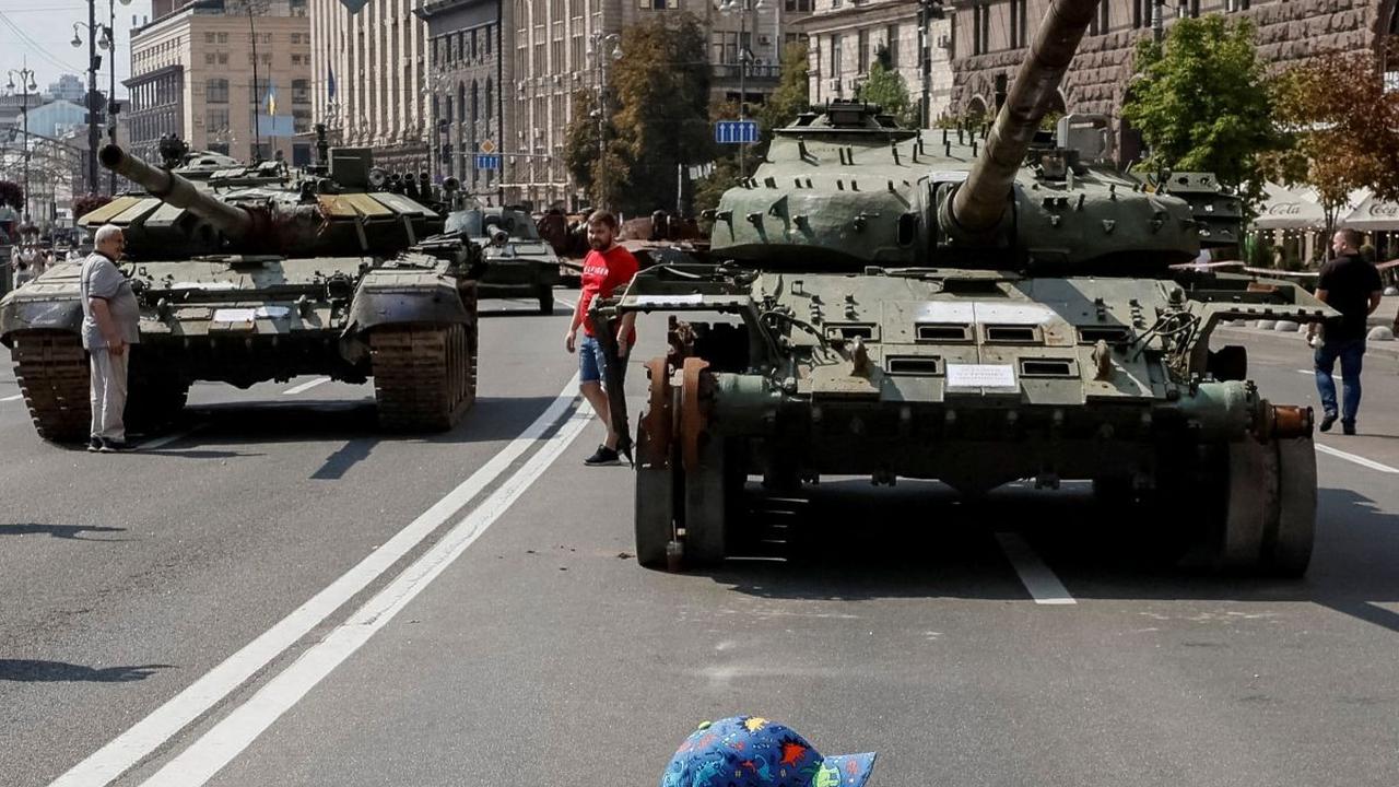 FOTO: Deretan Kendaraan Militer Rusia yang Hancur Dipamerkan di Kiev Menjelang Hari Kemerdekaan Ukraina