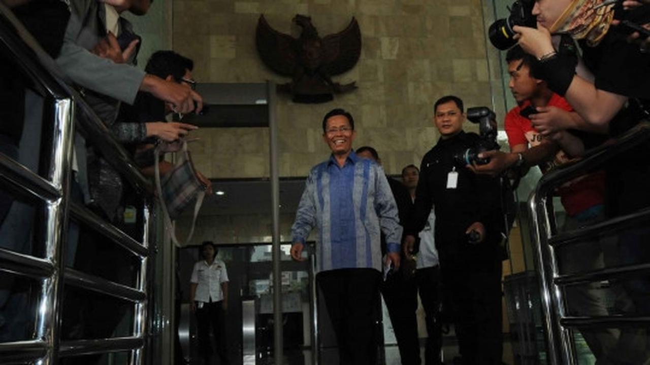 Usai diperiksa KPK, Kasianur Sidauruk tebar senyuman