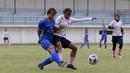Pada laga ini Tim Pon Jabar bermain terbuka dan lebih sering menekan pertahan Garuda Pertiwi. (Foto: Bola.com/M Iqbal Ichsan)