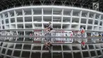 Warga bersepeda di kawasan lingkar luar Stadion Gelora Bung Karno (GBK), Jakarta, Minggu (21/1). Pascarenovasi, kawasan sekitar Stadion GBK kembali dipadati warga yang berolahraga. (Liputan6.com/Helmi Fithransyah)