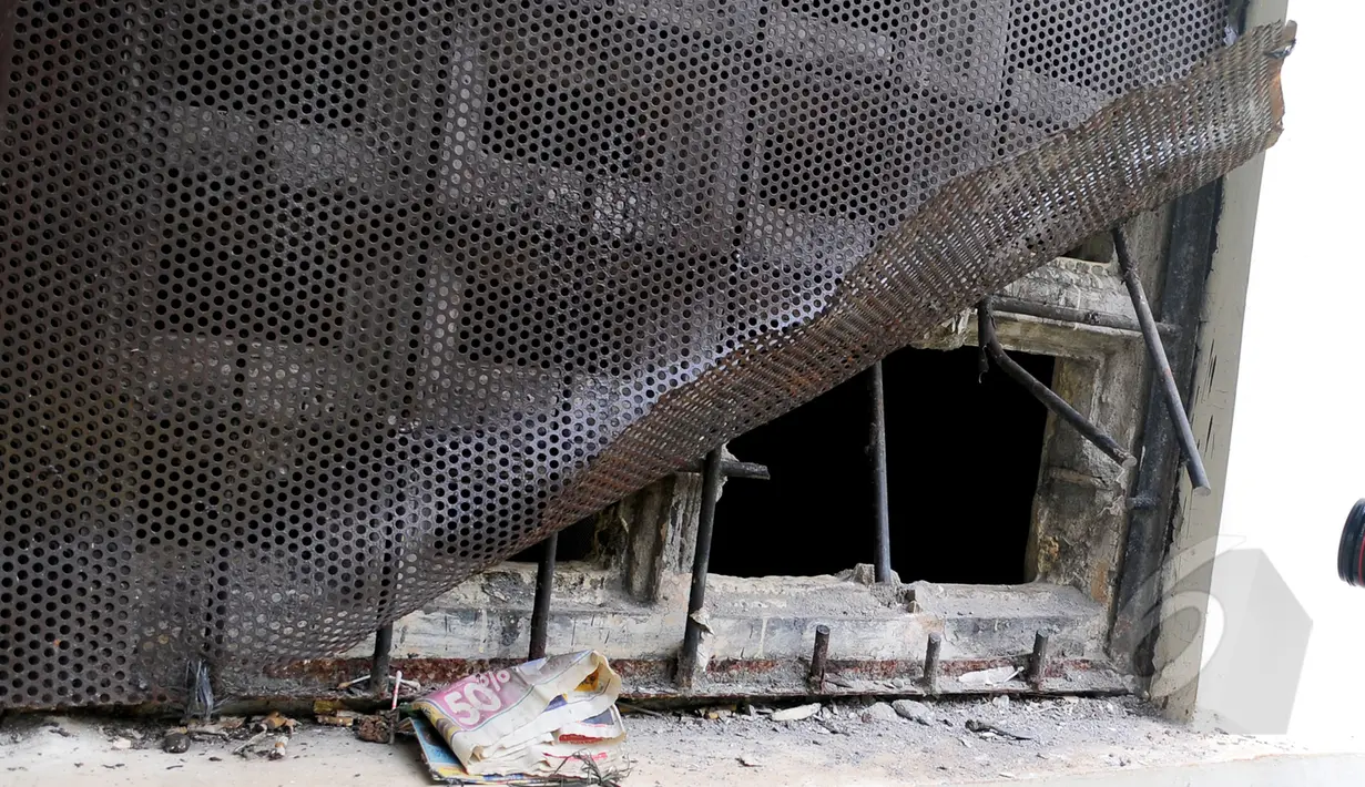Tampak tembok ruang tahanan BNN yang dijebol tahanan untuk melarikan diri, Jakarta,Selasa (31/3/2015). Tembok ruang tahanan BNN berukuran 16 milimeter, luas jebolan 30 sentimeter (cm) dengan lebar 40 cm. (Liputan6.com/Yoppy Renato)