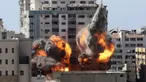 Bola api meletus dari gedung yang menampung berbagai media internasional, termasuk The Associated Press, setelah serangan udara Israel di Kota Gaza, Sabtu (15/5/2021). Serangan terjadi satu jam usai militer Israel memerintahkan orang-orang untuk mengungsi dari gedung. (Mahmud Hams/Pool Photo via AP)