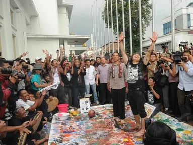Joko widodo disambut para seniman di depan Gedung Merdeka, Bandung, Rabu (11/6/14). (Liputan6.com/Herman Zakharia)