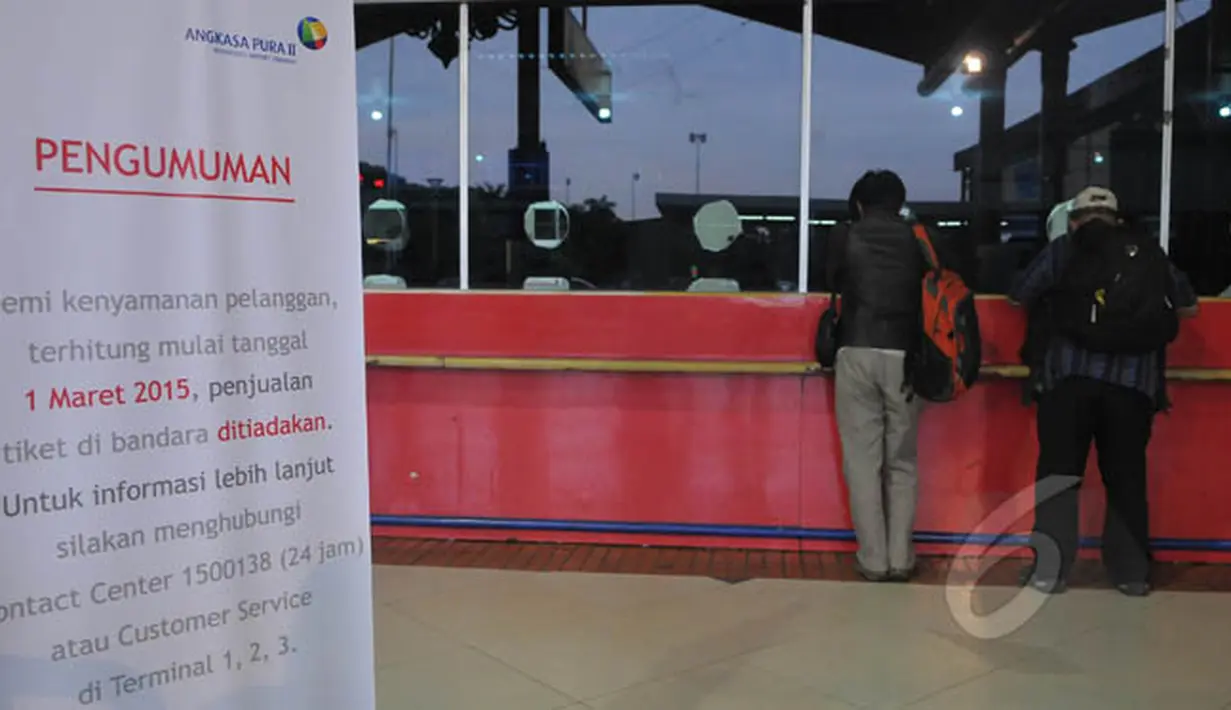 Suasana loket penjualan tiket maskapai di terminal Bandara Soekarno Hatta, Tangerang, Selasa (17/2). Mulai 1 Maret mendatang, PT Angkasa Angkasa Pura II akan menghapus loket penjualan tiket di bandara yang dikelolanya. (Liputan6.com/Herman Zakharia)