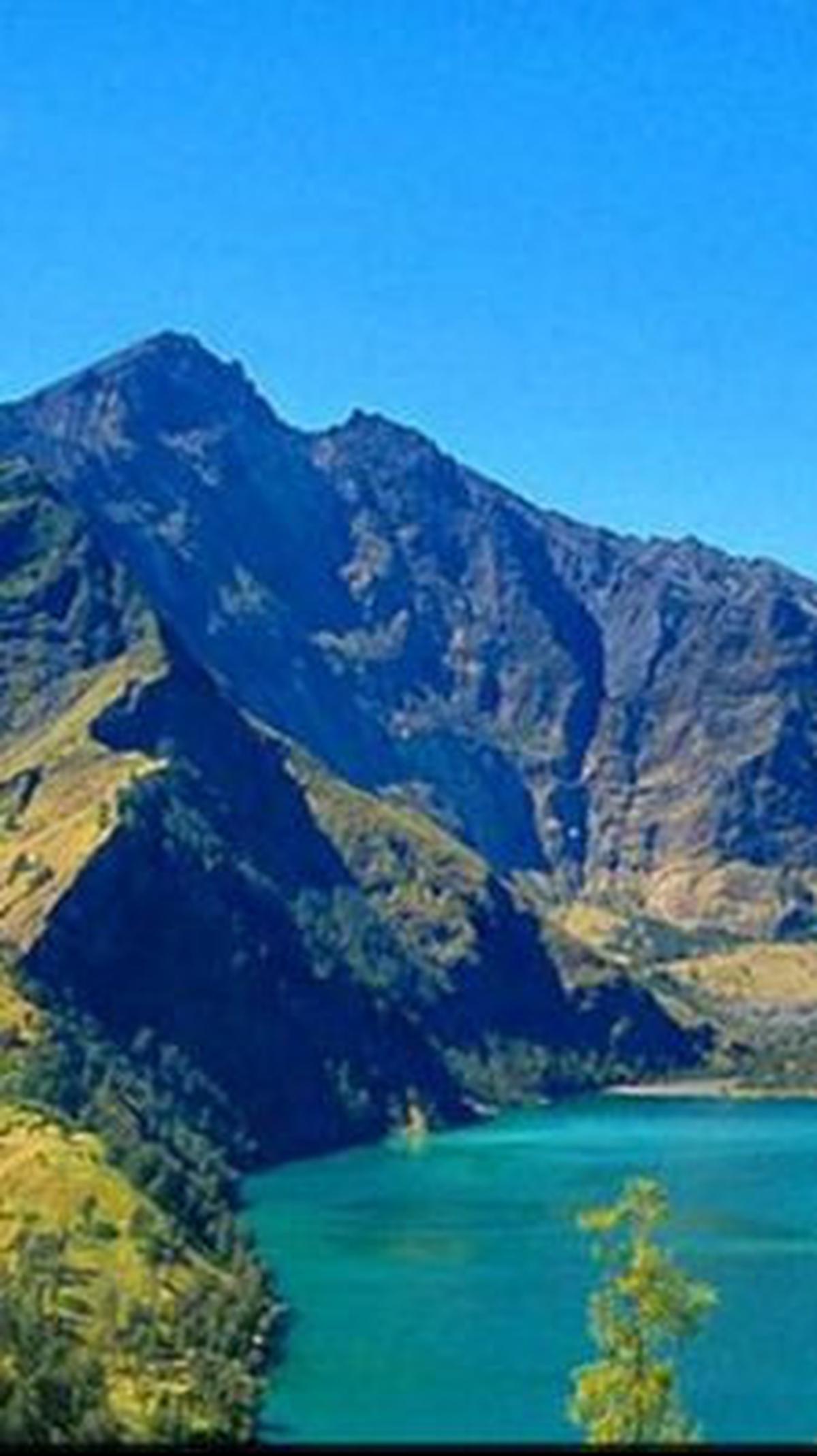 <b>8. Danau Segara Anak</b>