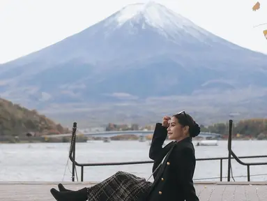 Dalam perjalanannya ke ke Jepang, Prilly Latuconsina banyak membagikan potretnya saat menikmati momen serunya di Negeri Sakura. Banyak tempat yang ia kunjungi salah satunya ialah tempat dengan latar belakang Gunung Fuji. (Liputan6.com/IG/@prillylatuconsina96)