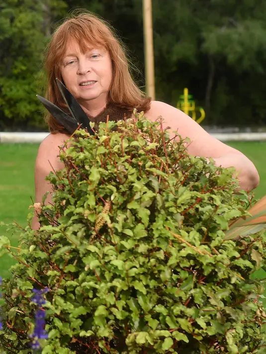 Robyn Beach berpartisipasi dalam World Naked Gardening Day di Wellington Naturist Club di Upper Hutt, Wellington (5/5). Kegiatan tahunan ini diikuti kelompok kecil di Selandia Baru. (AFP Photo/Marty Melville)
