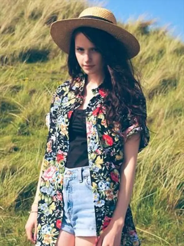 [Bintang] Kemeja Tropical, Outfit Liburan yang Bisa Kamu Jadikan Outfit Harian