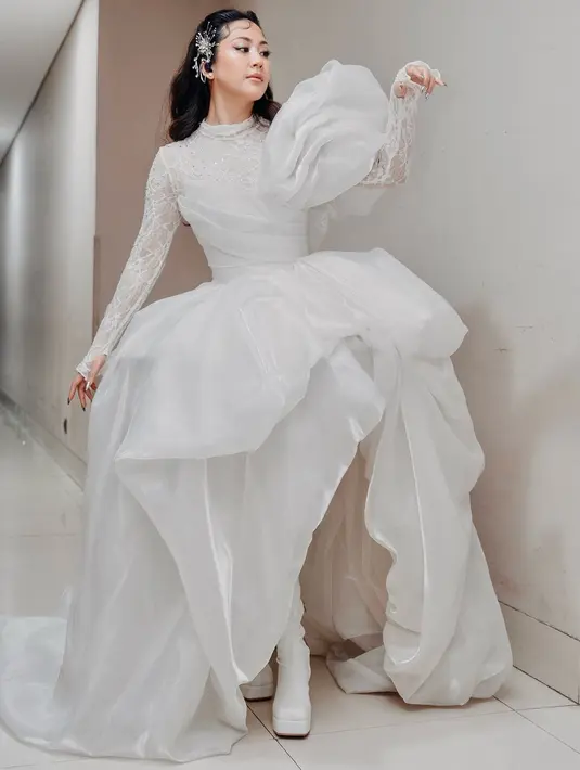 Headpiece di bagian kanan dengan boots putih memaksimalkan tampilan Sherina sebagai karakter anime. [@sherinamunaf]