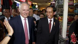 Presiden Indonesia Joko Widodo (kanan) dan Perdana Menteri Australia Malcolm Turnbull saat blusukan di Blok A Pasar Tanah Abang, Jakarta, Kamis (12/11). (REUTERS/Darren Whiteside)