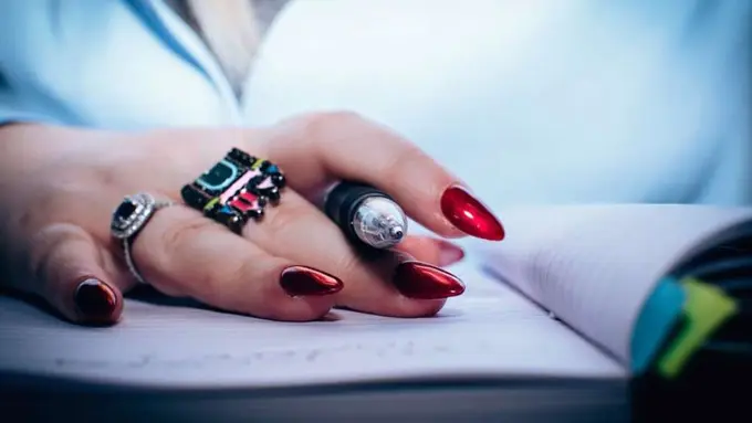 Kuku Jadi Mirip Cewek Sosialita dengan Nail Art Blink-blink 