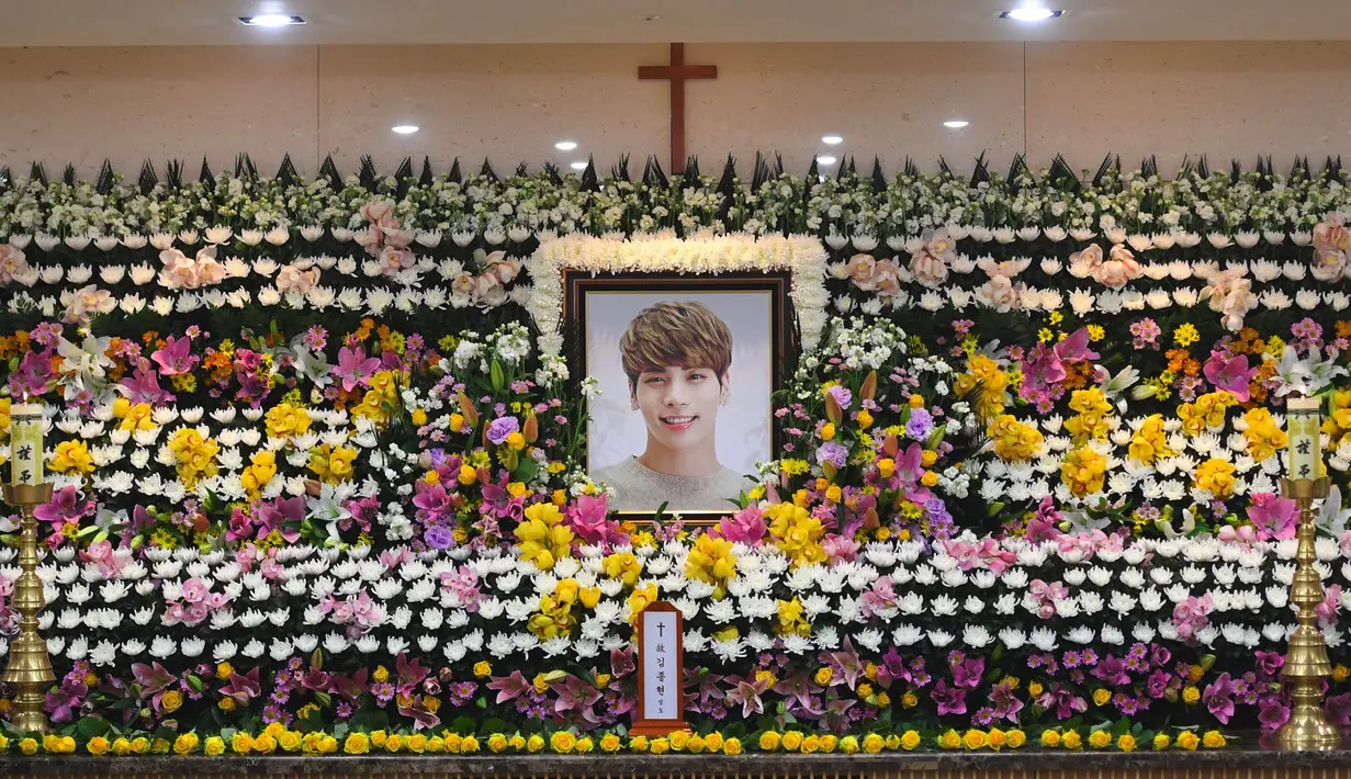 Foto Jonghyun SHINee terpampang di tengah rumah duka tempat jenazahnya disemayamkan di Seoul Asan Hospital, Korea Selatan, Selasa (19/12). Jonghyun SHINee  akan dimakamkan pada Kamis (21/12) mendatang, pukul 09.00 waktu setempat. (CHOI Hyuk/pool/AFP)
