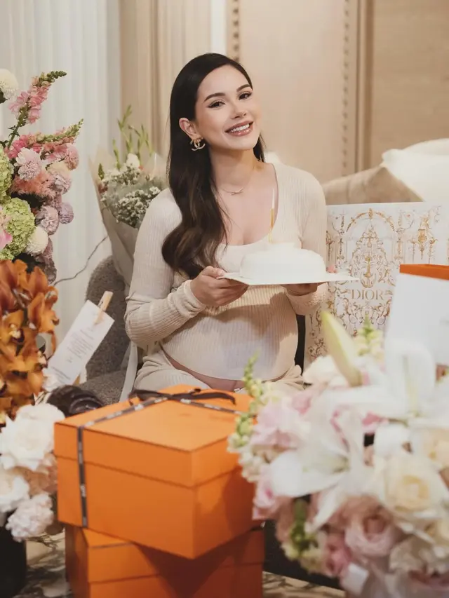 Jelang Melahirkan, Gaya Bumil Alyssa Daguise Rayakan Ultah ke-28 Dibalut Nude Dress dan Anting Chanel di Antara Kado Hermès