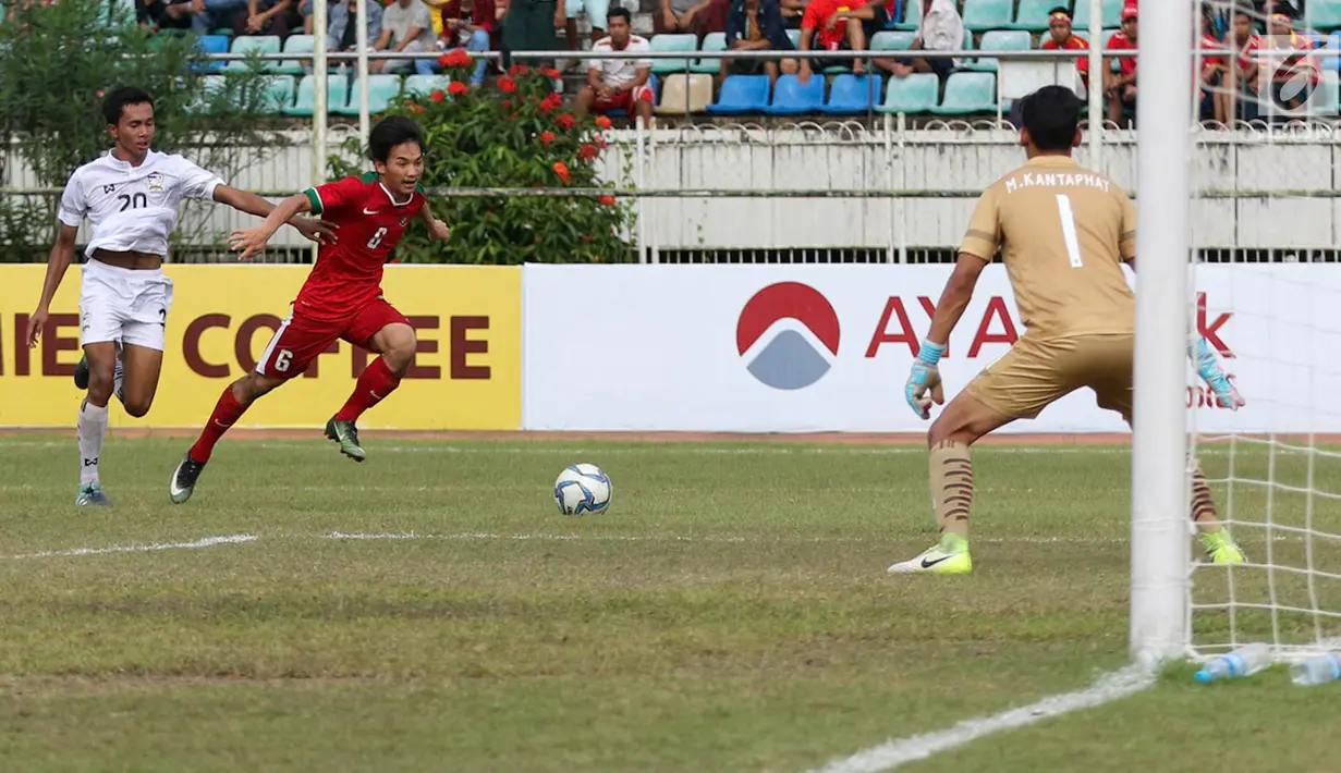 Pemain Timnas Indonesia U-19, M Iqbal berusaha mengejar bola saat bertanding melawan Thailand pada Piala AFF U-18 di Stadion Thuwanna, Yangon, Jumat (15/9). Thailand menang adu penalti 3-2. (Liputan6.com/Yoppy Renato)