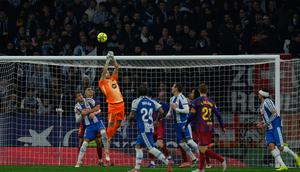 Kiper Barcelona, Joan Garcia (atas), menyapu bola pada laga La Liga/Liga Spanyol antara Espanyol vs Barcelona di Barcelona, Spanyol, Sabtu, 3 Januari 2026. (AP Photo/Joan Monfort)