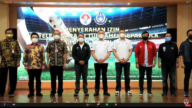 Penyerahan izin Piala Menpora dari Menpora Zainudin Amali kepada Ketua PSSI.