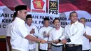 Penyerahan tanda kesepakatan oleh Sekejan Gerinda Ahmad Muzani (kiri) dan Sekjen PKS Taufik Ridho, Sabtu (17/5/2014) (liputan6.com/Johan Tallo)