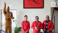 Gibran mengenakan seragam PDIP merah berlengan panjang. Ia diterima Sekretaris Jenderal Hasto Kristiyanto dan Ketua DPP PDIP Bidang Kehormatan, Komarudin Watubun.  (Liputan6.com/Faizal Fanani)