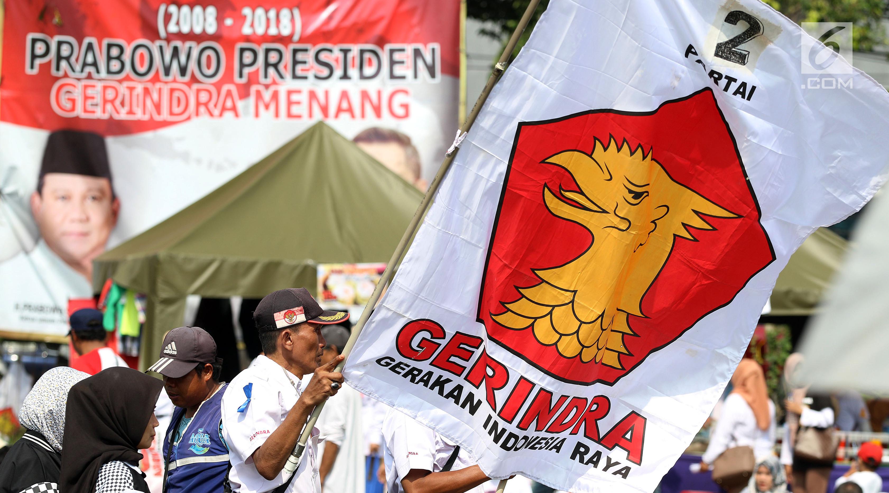 Seorang kader membawa spanduk Partai Gerindra di Lapangan Arcici, Jakarta, Minggu (11/3). Ketua DPD Gerindra DKI Jakarta, Muhammad Taufik mengklaim seluruh DPD Gerindra di Indonesia mendukung Prabowo maju dalam Pilpres 2019. (Liputan6.com/JohanTallo)