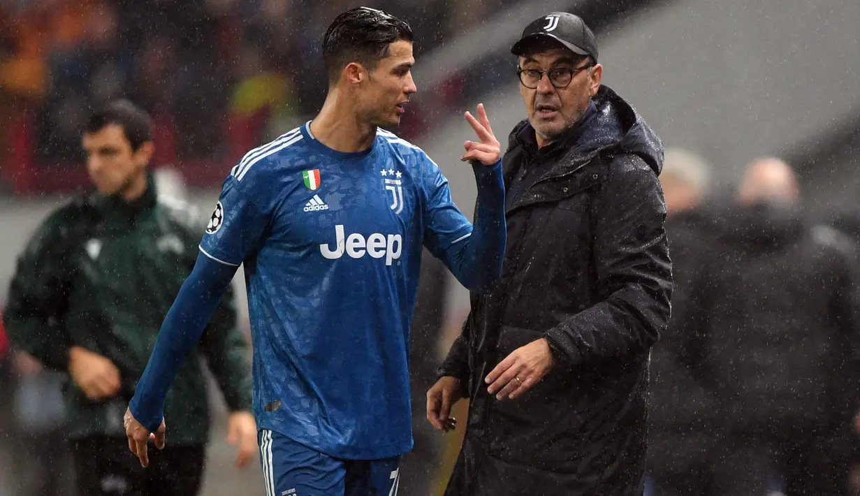 Maurizio Sarri didatangkan Juventus untuk menggantikan Massimiliano Allegri. Di bawah Sarri, perolehan gol Ronaldo di Allianz Stadium meningkat. Dari 46 pertandingan di bawah besutan Sarri, Ronaldo berhasil mencetak mencetak 37 gol dan 9 assist. (AFP/Kirill Kudryavtsev)