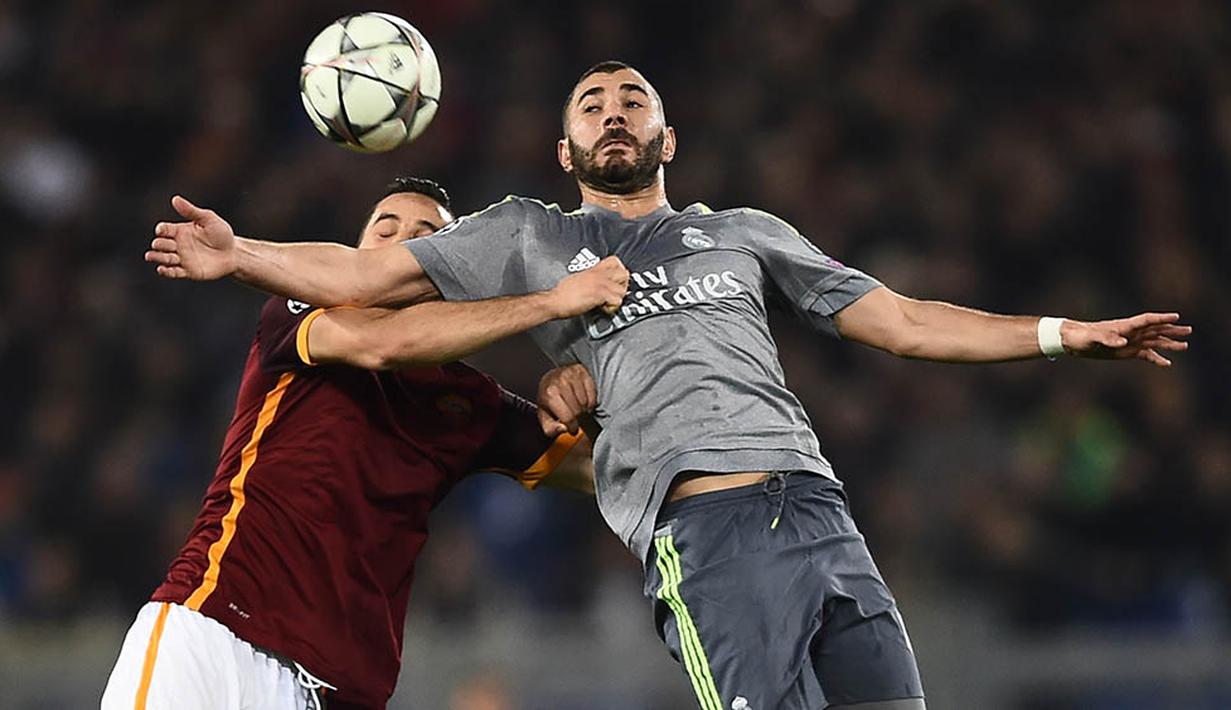 Bek Roma, Konstas Manolas, duel udara dengan striker Real Madrid, Karim Benzema. Pengusaan bola dari Los Blancos mencapai 58 persen dengan 11 kali percobaan tembakan. (AFP/Filippo Monteforte)