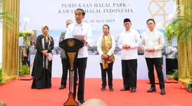 Presiden Joko Widodo atau Jokowi memberi sambutan saat meresmikan Halal Park di Kompleks Gelora Bung Karno (GBK), Senayan, Jakarta, Selasa (16/4). Jokowi mengungkapkan, Halal Park nantinya akan memiliki luas 21 ribu meter persegi. (Liputan6.com/Angga Yuniar)
