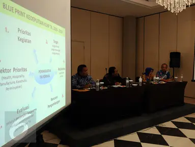 Deputi Kerjasama Luar Negeri dan Promosi BNP2TKI, Elia Rosalina Sunityo (kanan) memberikan penjelasan saat Rapat Penajaman Cetak Biru Kedeputian Kerjasama Luar Negeri dan Promosi 2016-2019 di Bogor, Kamis (10/12/2015). (Liputan6.com/Helmi Fithriansyah)