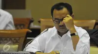 Menteri ESDM Sudirman Said mengikuti rapat kerja dengan Komisi VII DPR, Jakarta, Rabu (24/6/2015). DPR dan Kementerian ESDM menyepakati volume Solar bersubsidi tahun 2016 berkisar antara 16 juta - 18 juta Kiloliter (KL). (Liputan6.com/Herman Zakharia)