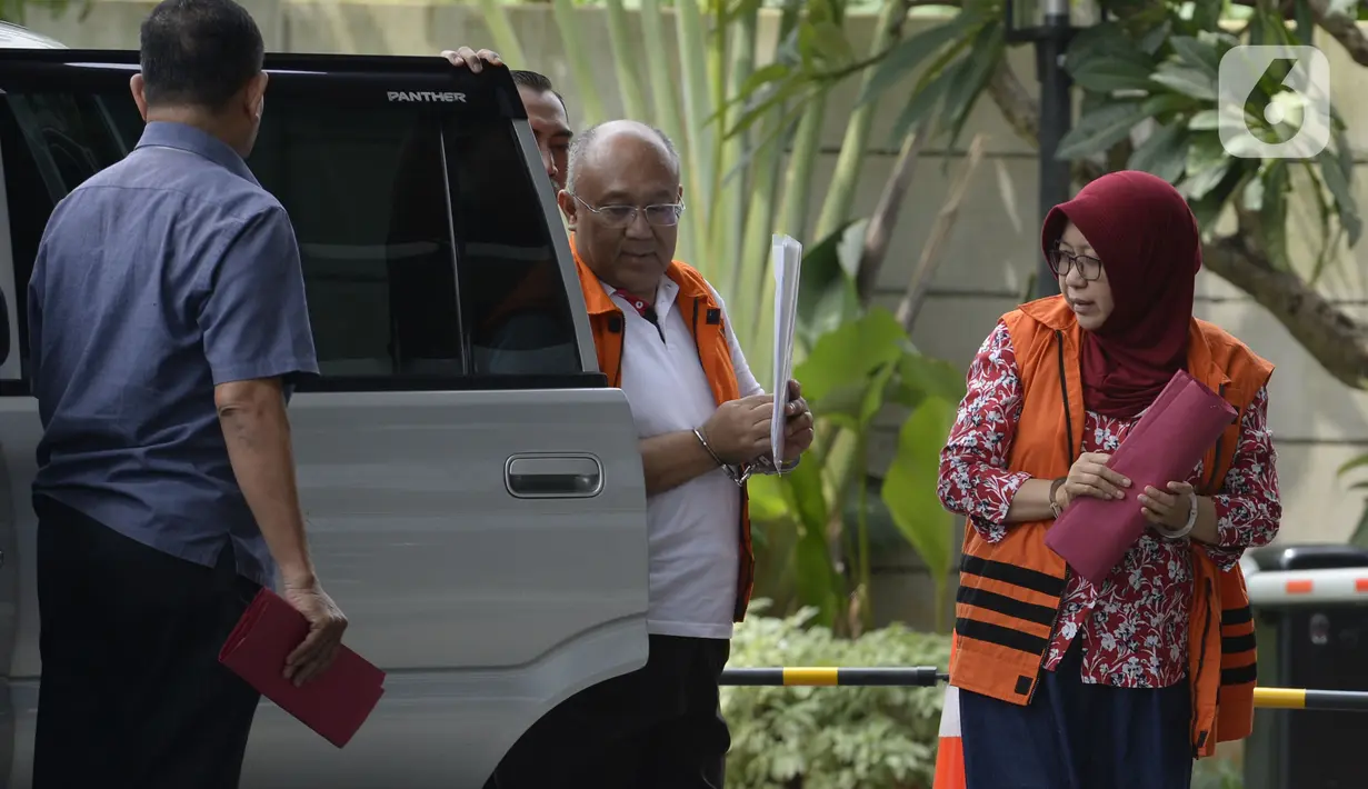 Pejabat Pembuat Komitmen Dinas PU, Bina Marga, dan SDA, Judi Tetrahastoto (kiri) dan Kepala Dinas PU dan SDA, Sunarti Setyaningsih tiba di Gedung KPK, Jakarta, Kamis (16/1/2020).  Keduanya terlibat kasus suap proyek infrastruktur di Dinas PUPR Kabupaten Sidoarjo. (merdeka.com/Dwi Narwoko)